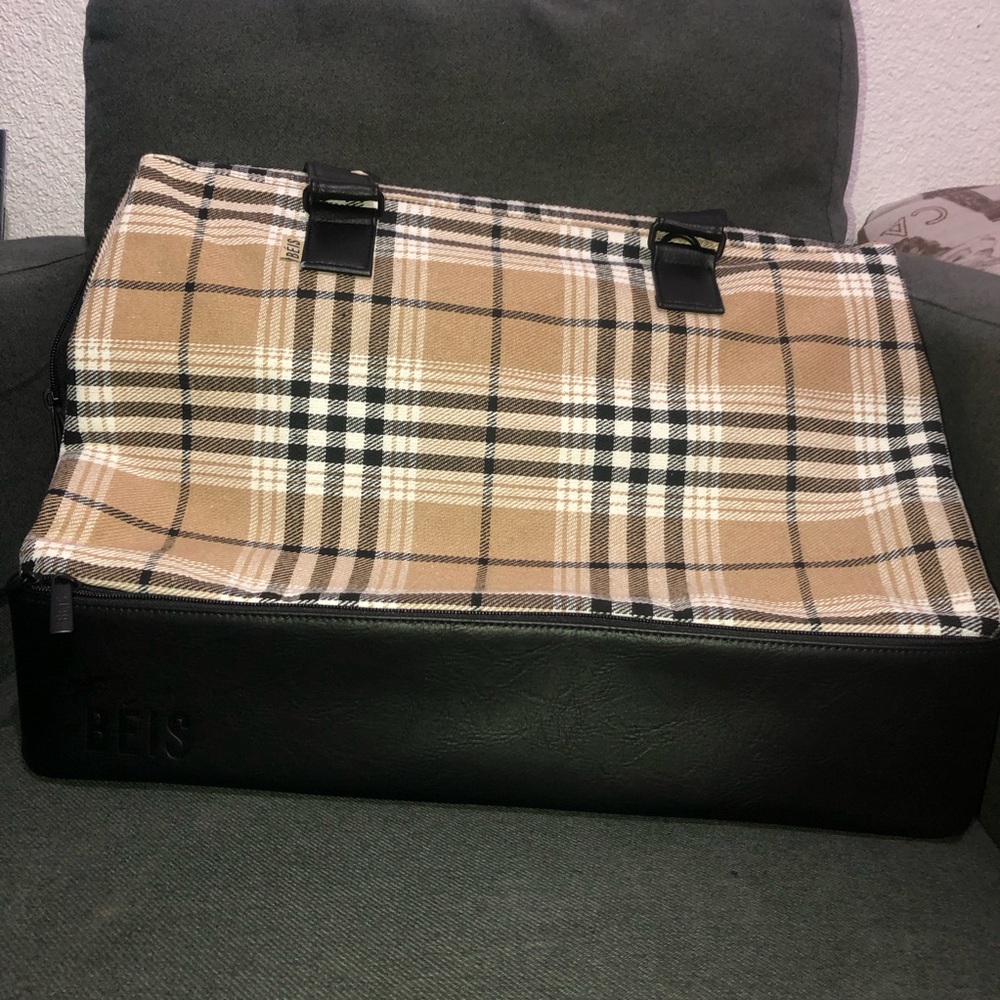 Béis 'The Weekender' travel bag in the Plaid